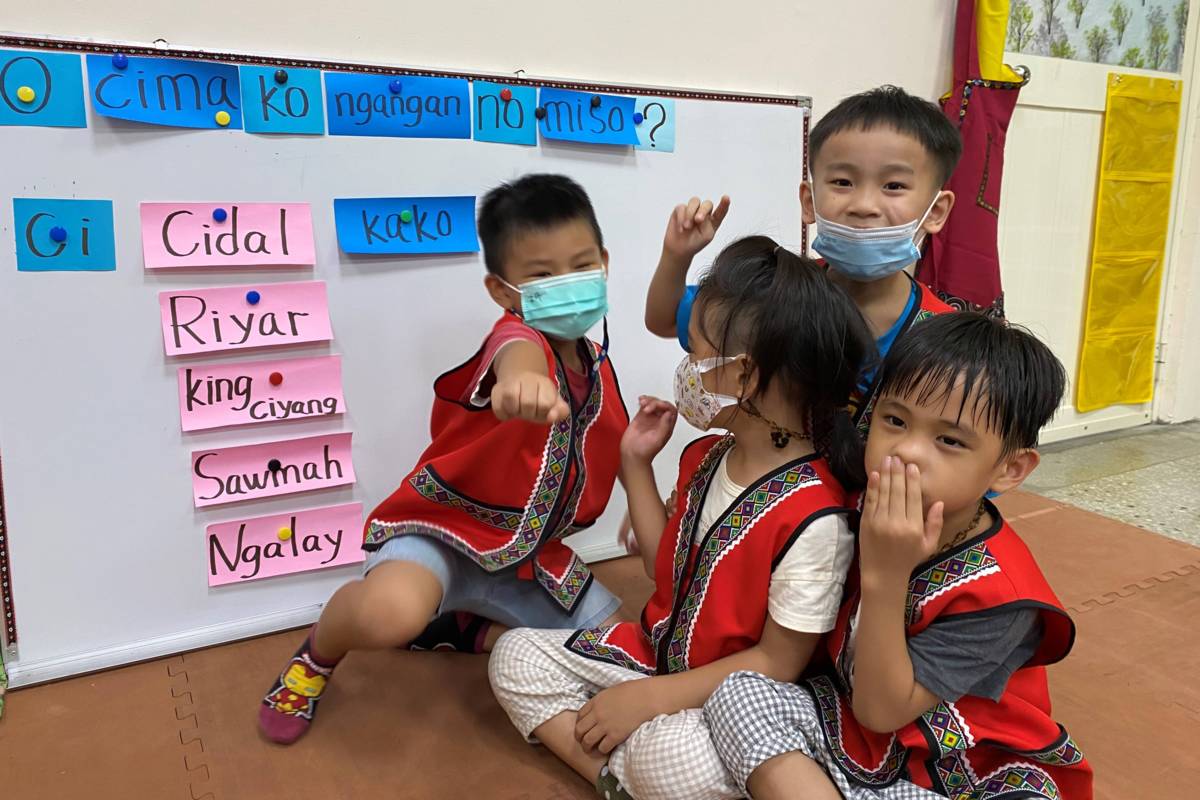 麗園國小附幼的幼生使用族語 認識自己的名字(麗園國小附幼提供)