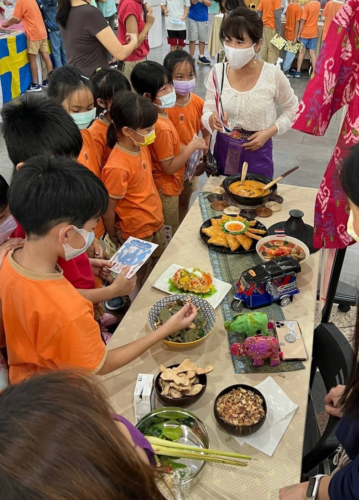 小朋友認識泰式酸辣湯的食材，搓揉、試聞食材的味道