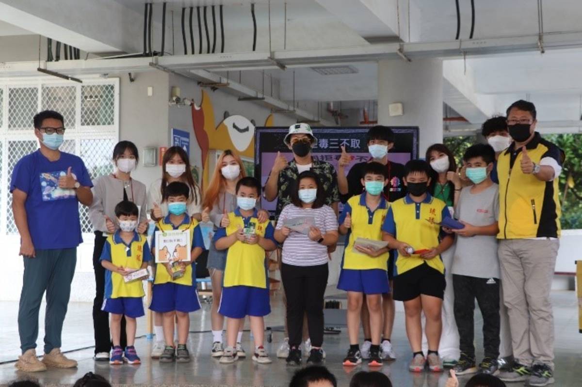 南臺科技大學紫錐花社團與琉球國小暨附幼表現優異同學之頒獎合影。