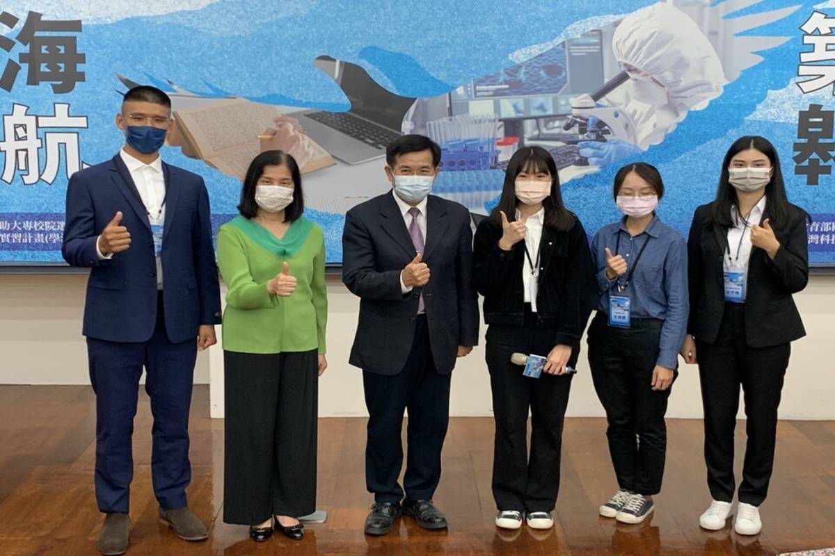 教育部長潘文忠(左3)、國際司司長李彥儀(左2)與學海計畫心得分享學生代表合影