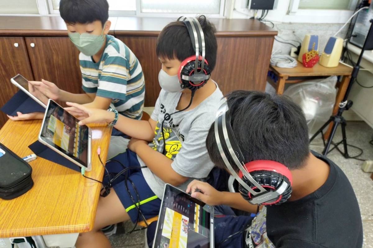 三和走讀學堂實驗小學規劃「航海王大聲公」，學生化身小播客，將各領域學習成果錄製成廣播劇，上架Podcast平臺，讓聲音傳遞到全世界。