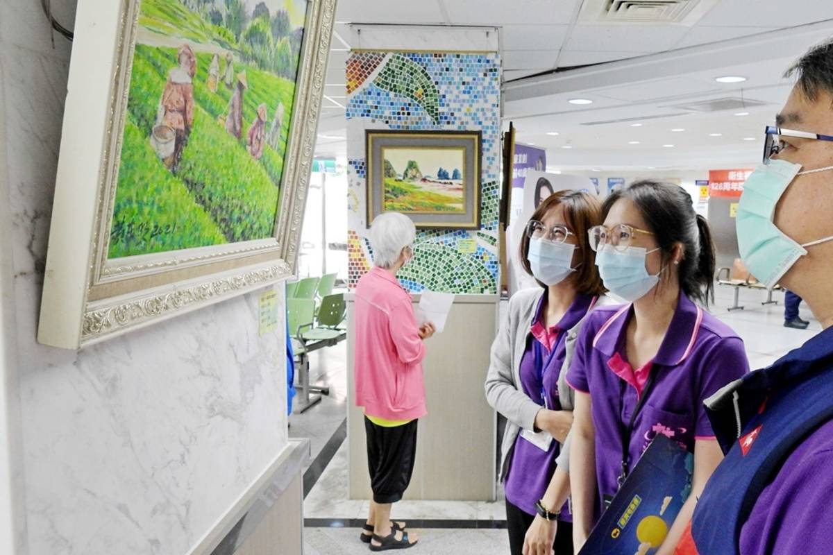 黃東明的展題取名「彩繪大地」，表達他對故鄉臺東的喜愛。