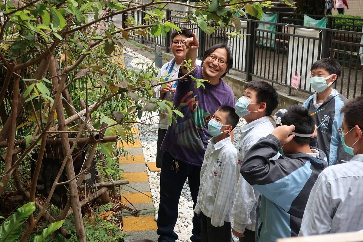 師大生物系畢業的邱明成，喜歡悠遊於大自然和生物相伴，配合不同課目栽植生態池