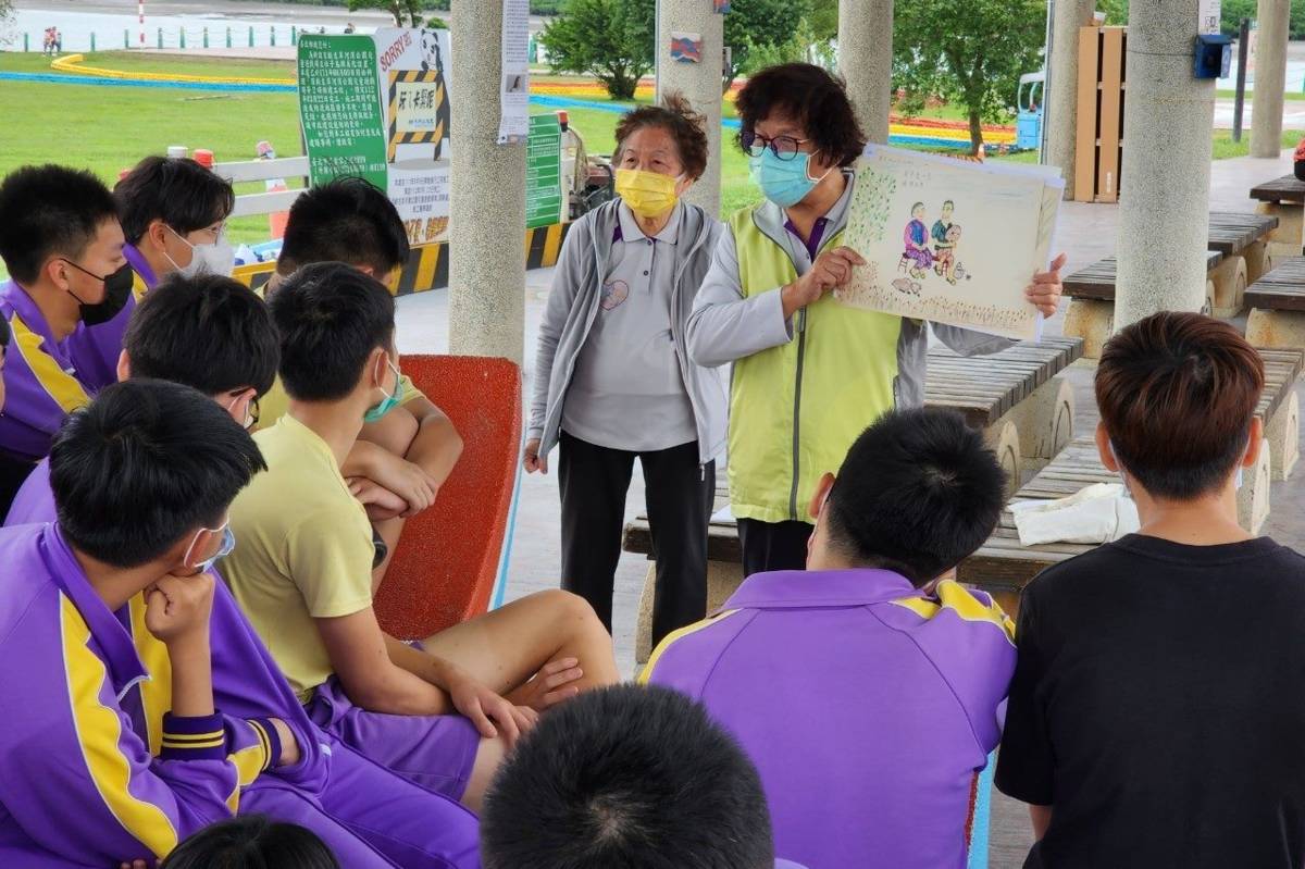 社子島長輩為福安國中學生說明個人藝術創作，分享社子島的故事