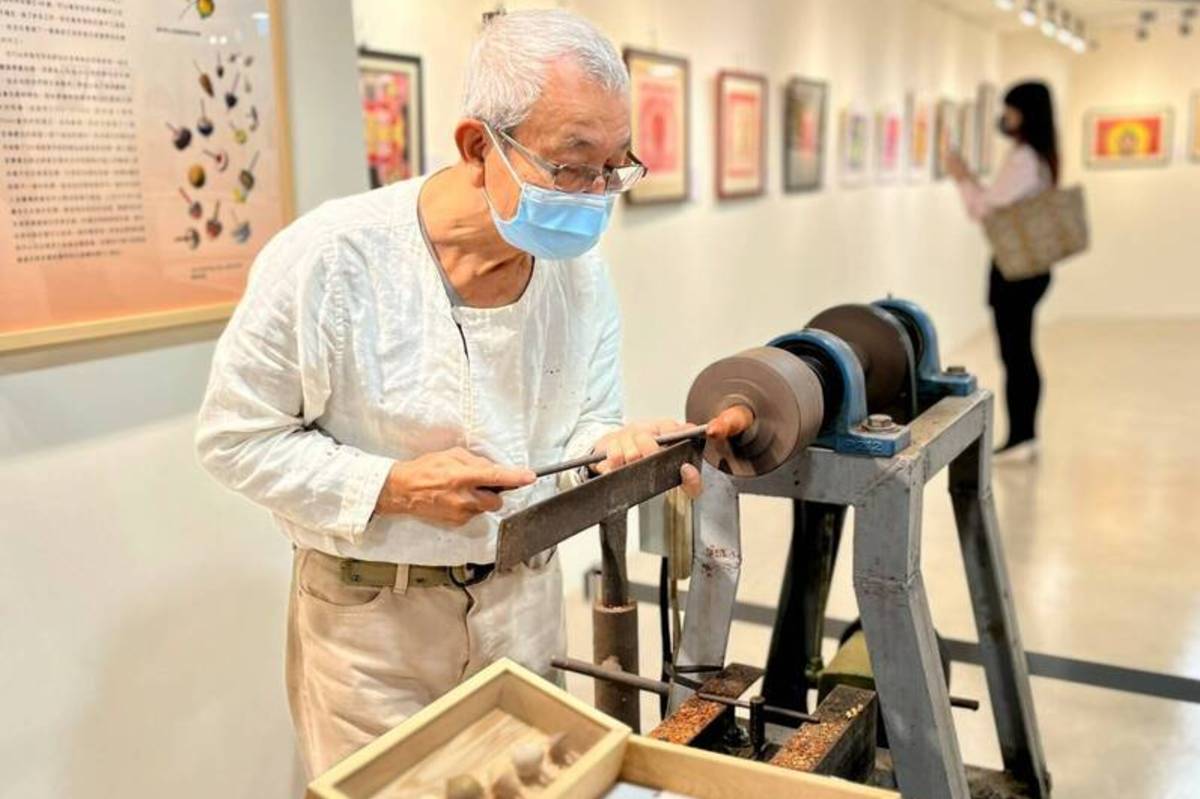 林永順大師示範如何削製陀螺。