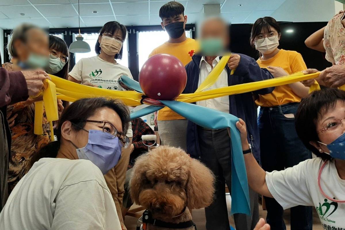 動物輔療借助道具讓長者參與活動