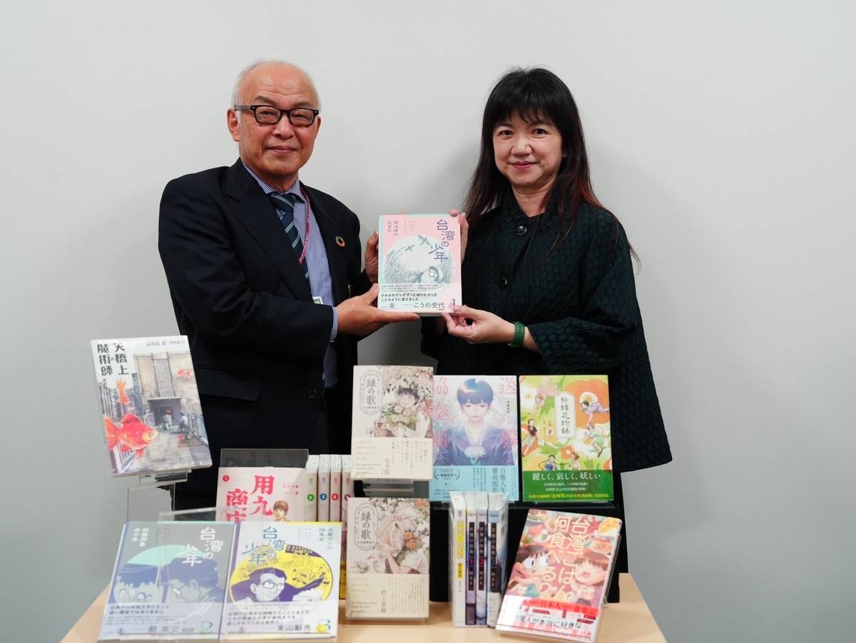 文化部政務次長李靜慧（右）致贈北九州市漫畫博物館近期在日本出版的臺灣漫畫 (文化部提供)