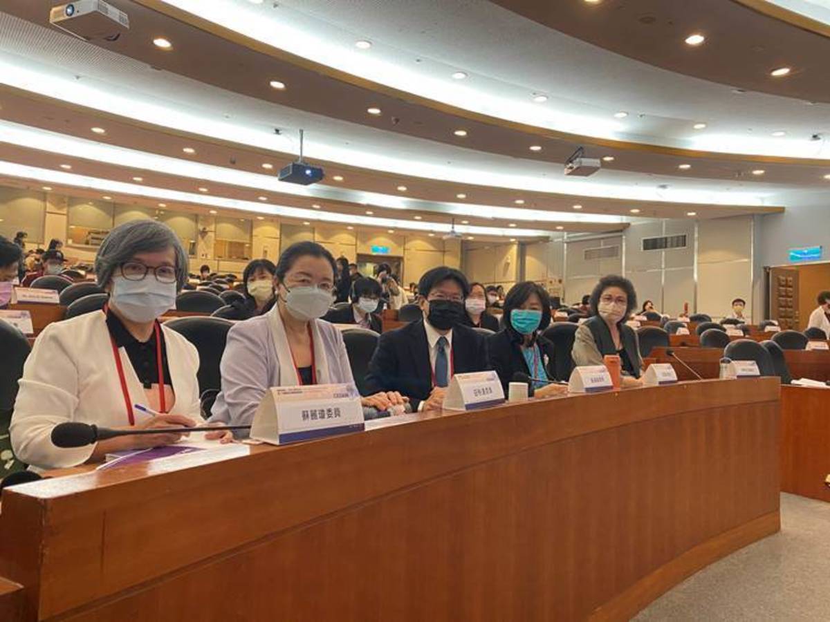 國家人權委員會陳菊主委（右1）與蘇麗瓊、田秋堇、高涌誠、紀惠容等委員 (人權會提供)