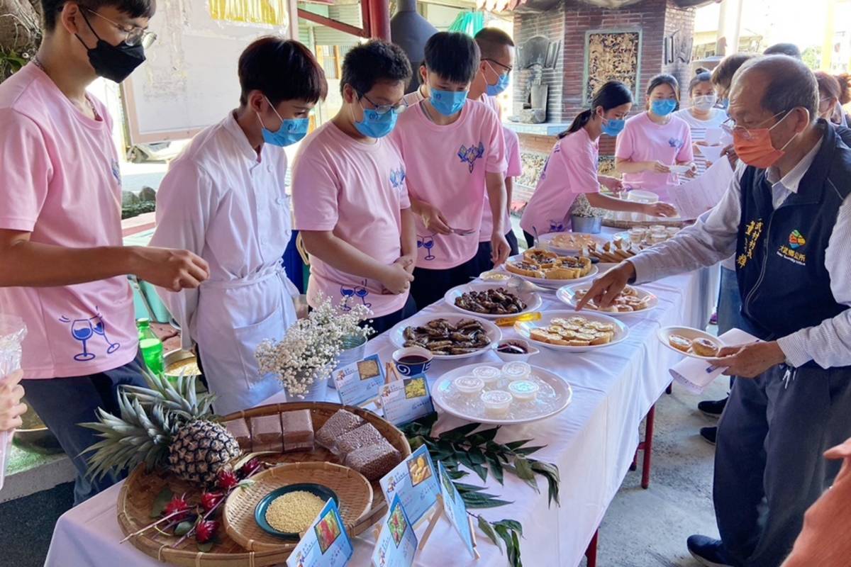 國立臺東專科學校餐旅管理科學生運用南迴特色農產研發設計餐點，邀請當地農村職人試吃，並給予反饋，獲得一致好評。