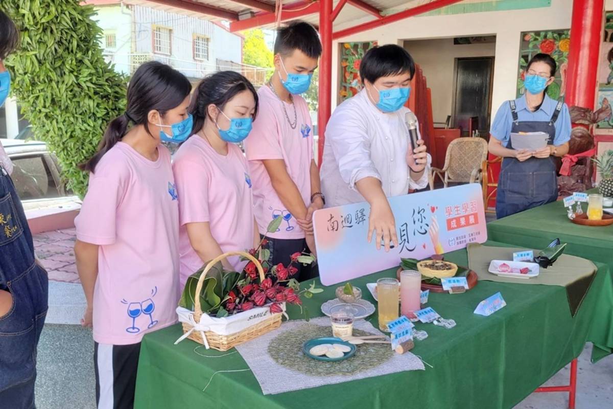 國立臺東專科學校餐旅管理科學生運用南迴特色農產研發設計餐點，邀請當地農村職人試吃，並給予反饋，獲得一致好評。