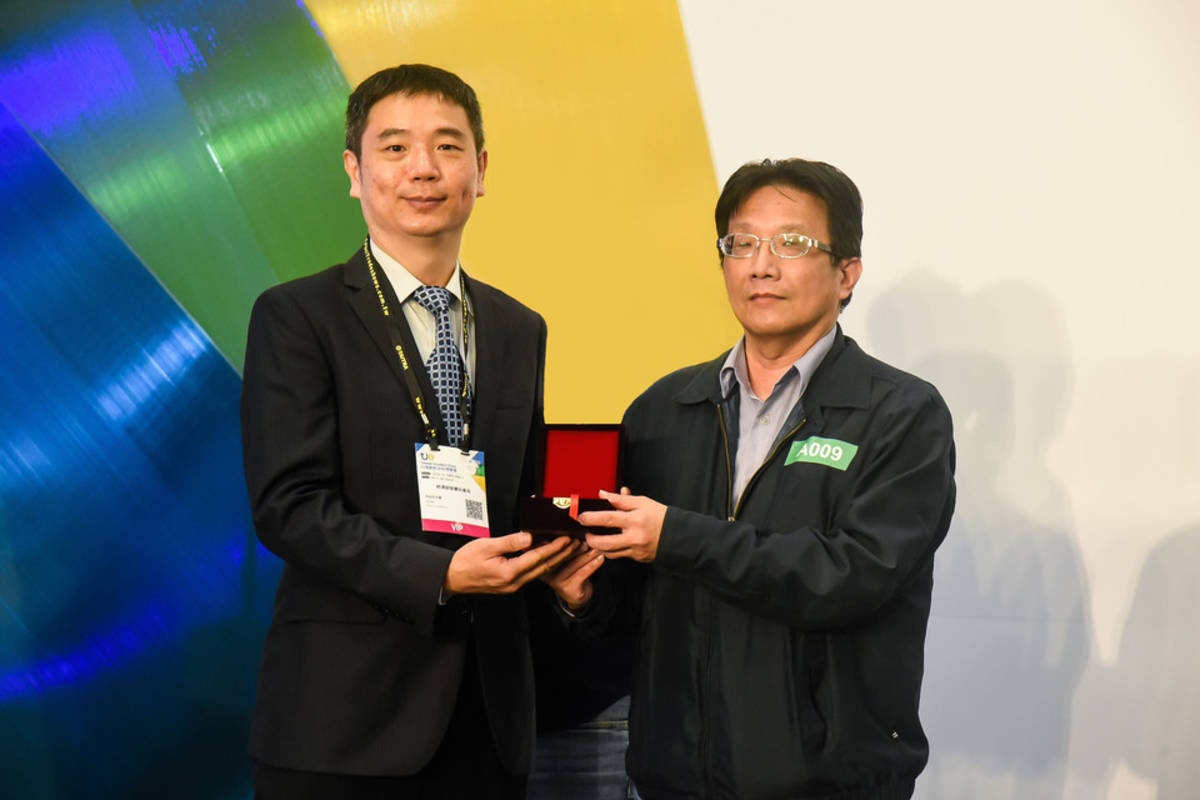 元智大學機械系翁芳柏教授(右)參加 2022 台灣創新技術博覽會，榮獲金牌獎 (元智提供)