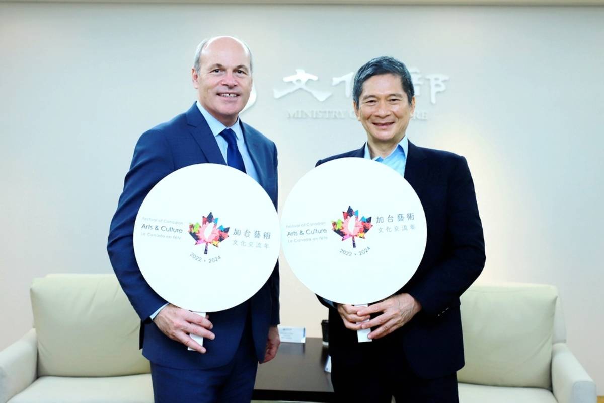 加拿大駐台北貿易辦事處代表倪傑民（Jim Nickel）拜會文化部長李永得（右），邀請臺灣民眾一同參與「加拿大藝術文化交流年」 (文化部提供)