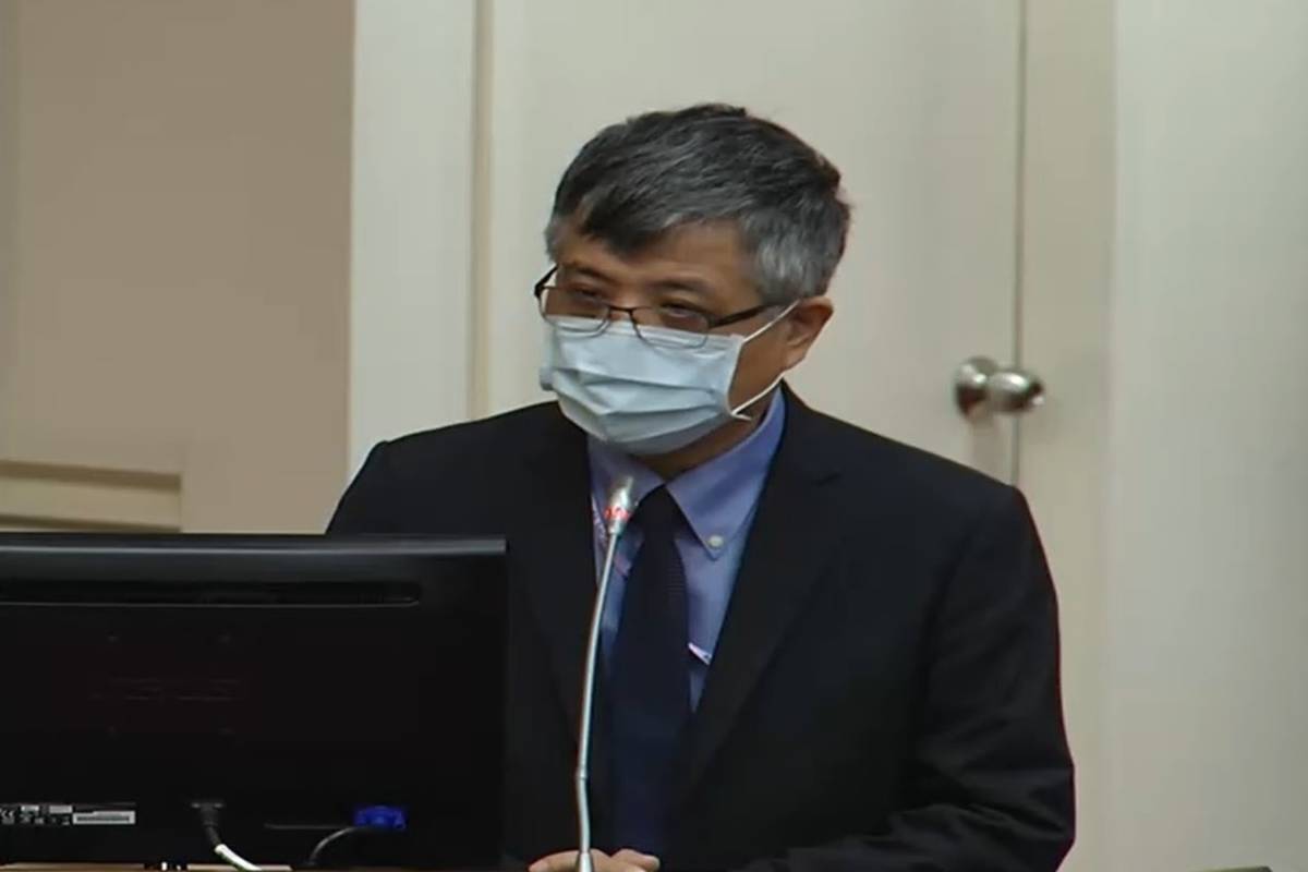 教育部劉孟奇次長(右)在立法院財政委員會上回應相關問題