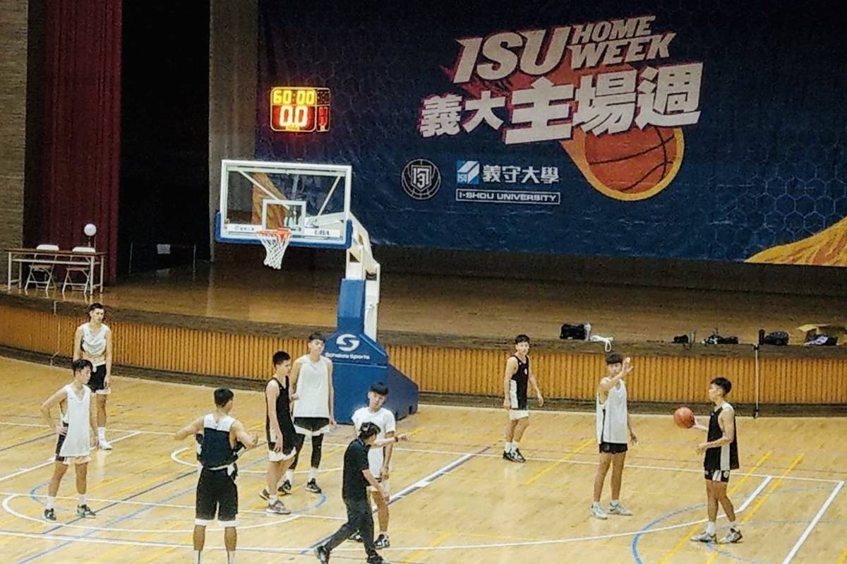 111學年度UBA大專籃球聯賽公開男一級第二階段預賽，將在2日起於義守大學點燃戰火，12月大專籃球熱high翻南台灣(照片來源：義守大學提供)。