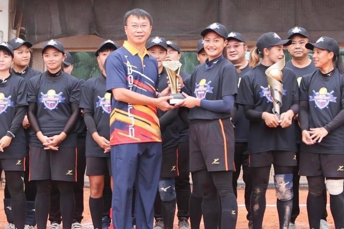 暨大學生柯夏愛獲得2022年企業女子壘球聯賽總冠軍賽MVP(圖片來源:國立暨南國際大學)