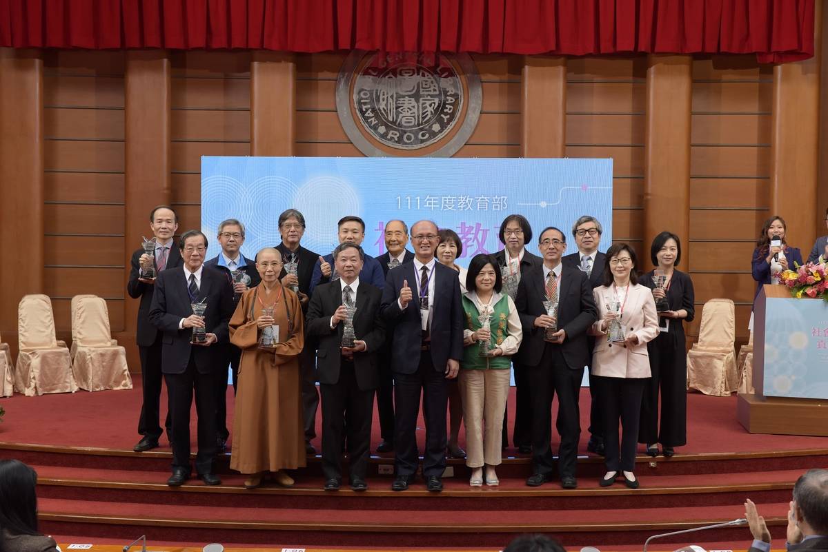 111年度教育部社教貢獻獎，林騰蛟次長(中)與團體獎得主合影 (教育部提供)