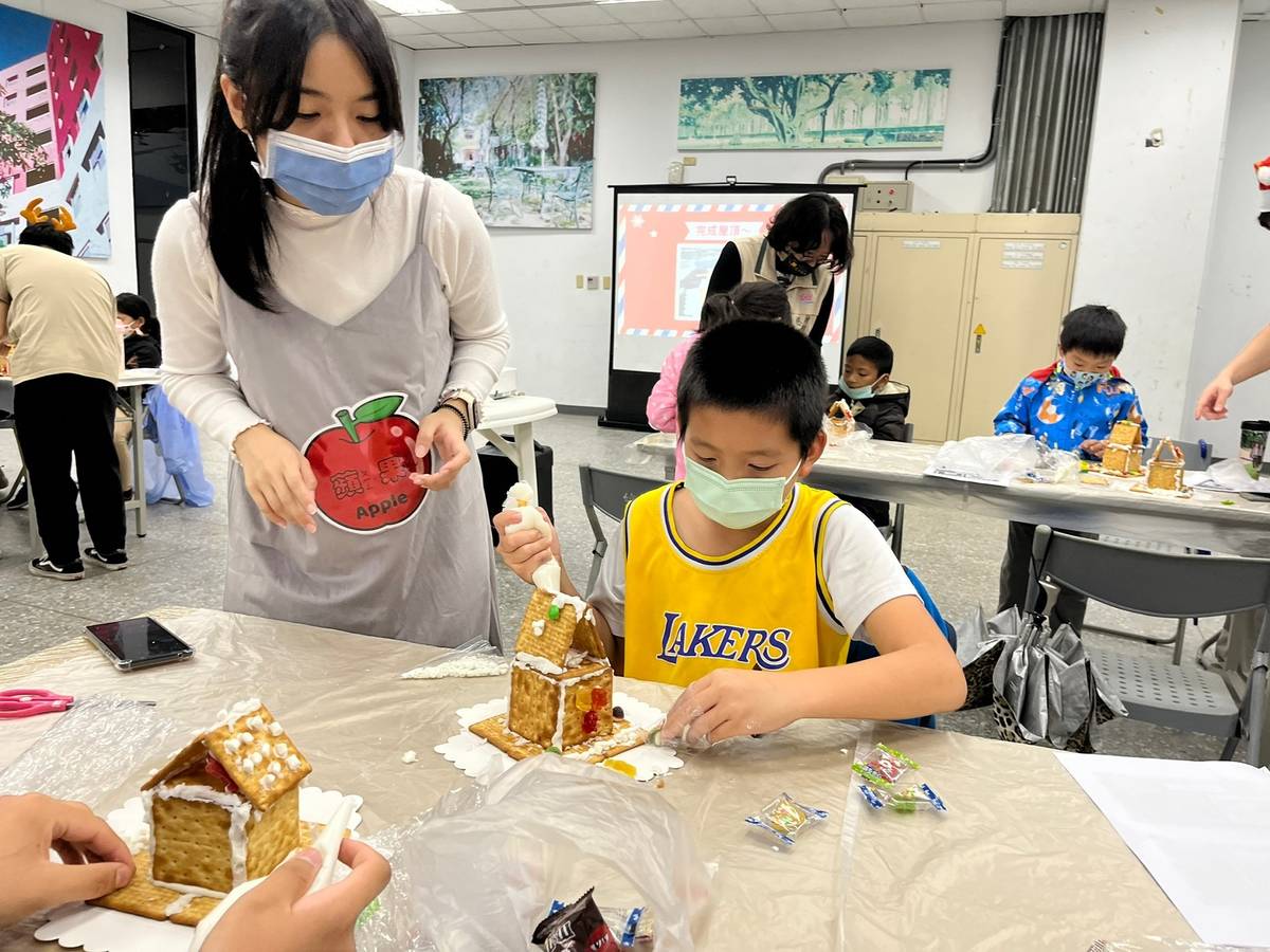 烘焙社同學陪伴觀音根滿慈善基金會孩子手做薑餅屋 (元智提供)