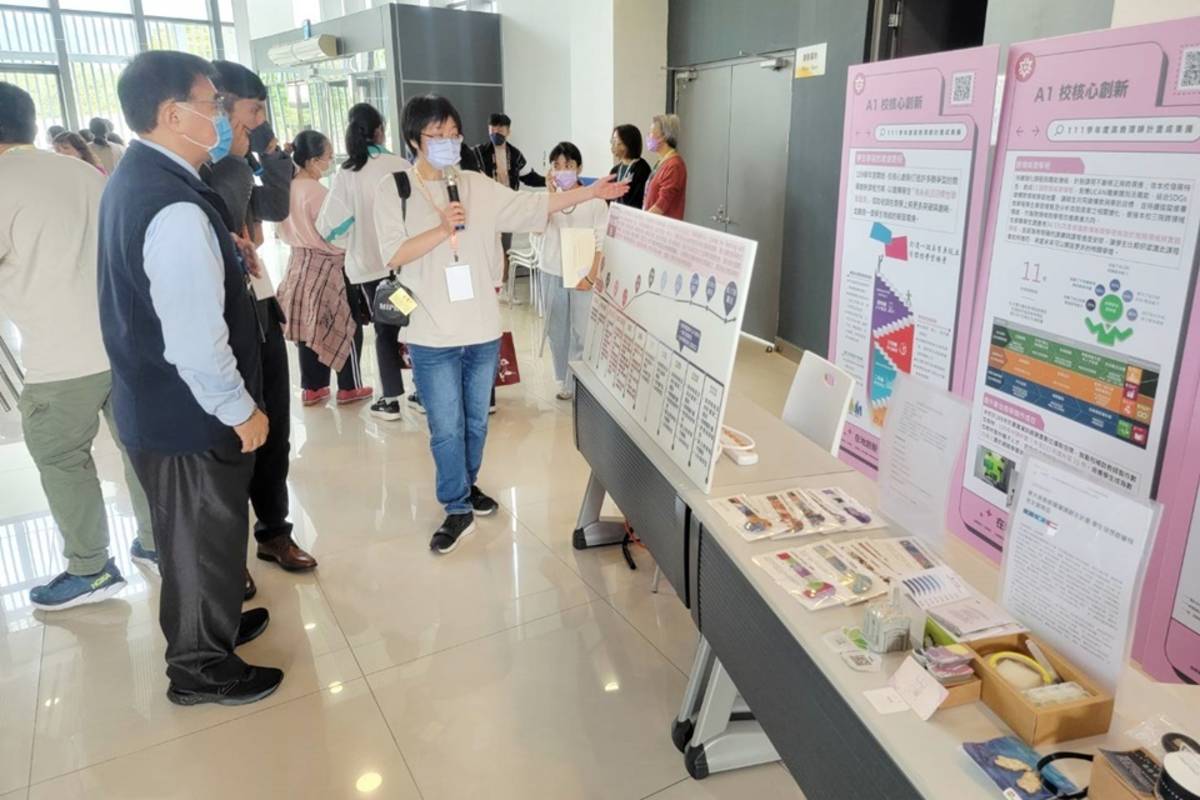 國立臺東大學「111年高等教育深耕計畫成果展」，即日起在圖書資訊館舉行。