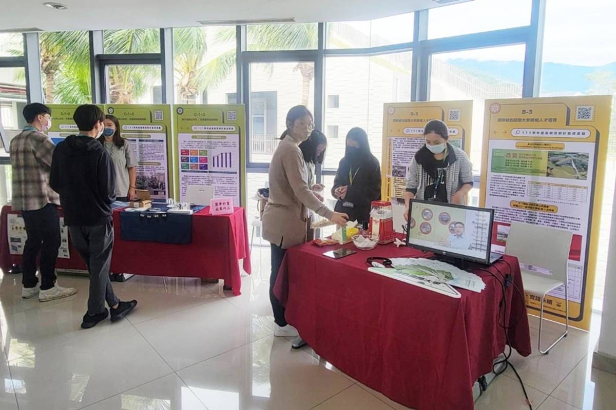 國立臺東大學「111年高等教育深耕計畫成果展」，即日起在圖書資訊館舉行。