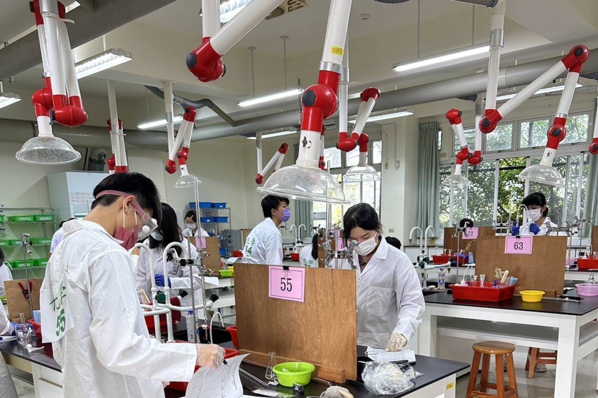 化學科實作測驗-實作過程重視實驗安全，場地設有抽風排氣罩