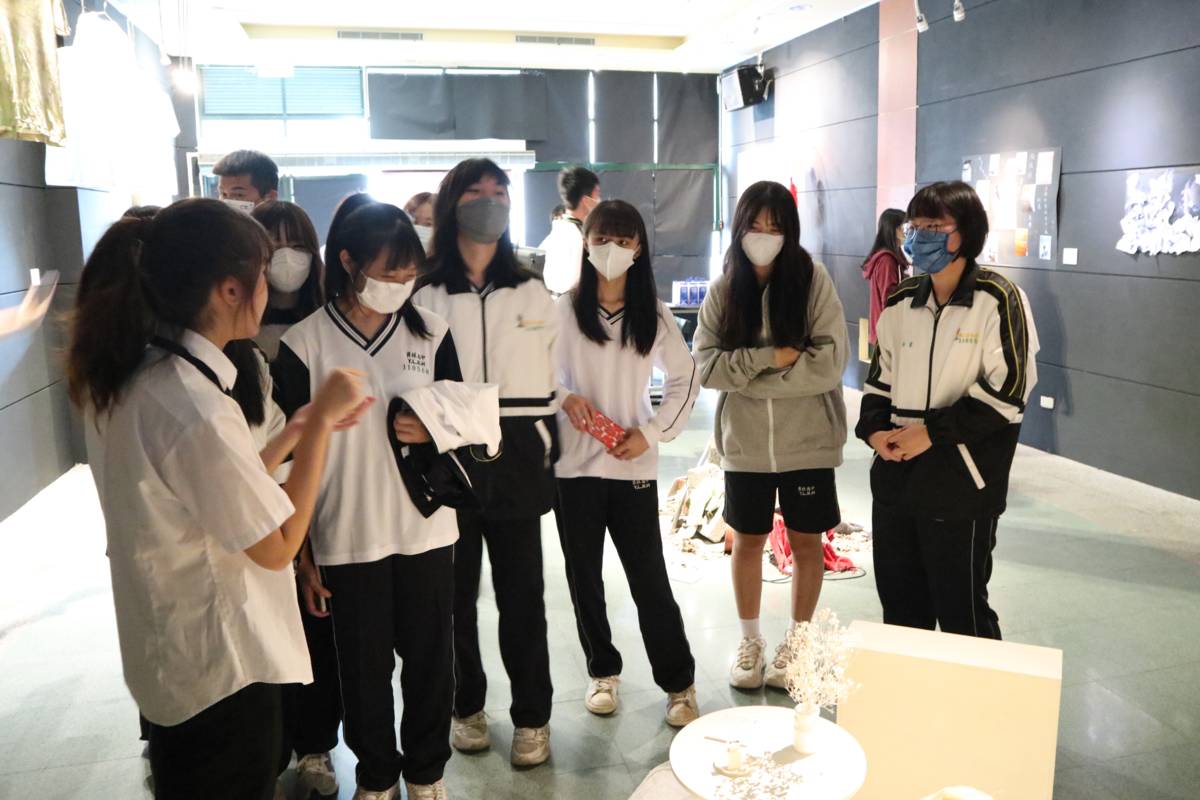 員林高中美術班同學張姝利為參觀師生解說創作理念(圖片來源：員林高中)