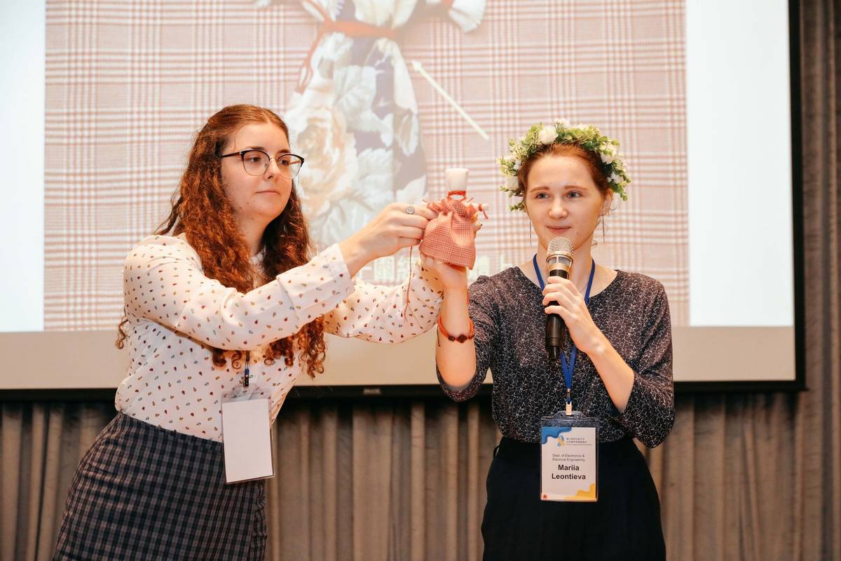 感恩晚宴中烏克蘭學生帶領與會來賓現場製作代表烏克蘭傳統幸運護身符的娃娃-Motanka Doll (陽明交大提供)