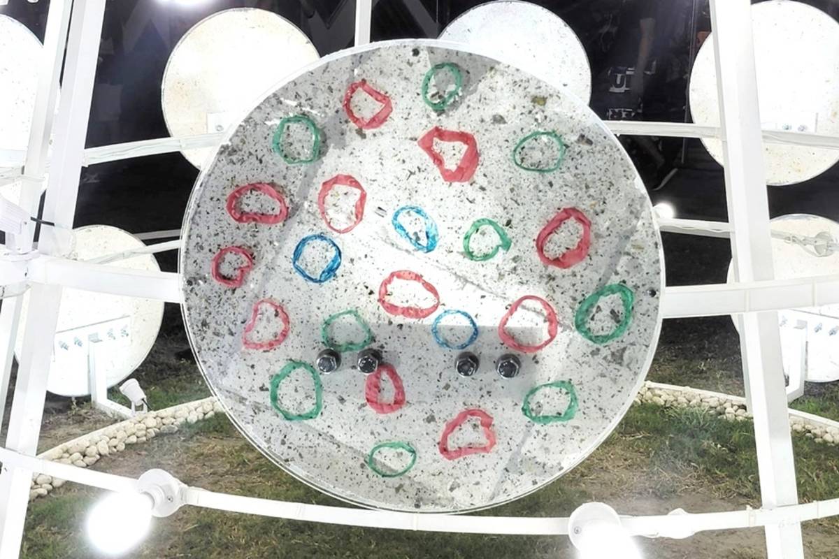 阿美族藝術家林戎依，以「永續」概念打造大型聖誕樹，模擬顯微鏡下玻璃片裡的植物細胞，細胞使用廢材製作，象徵垃圾無所不在的危機，探討環境污染與再生意義。