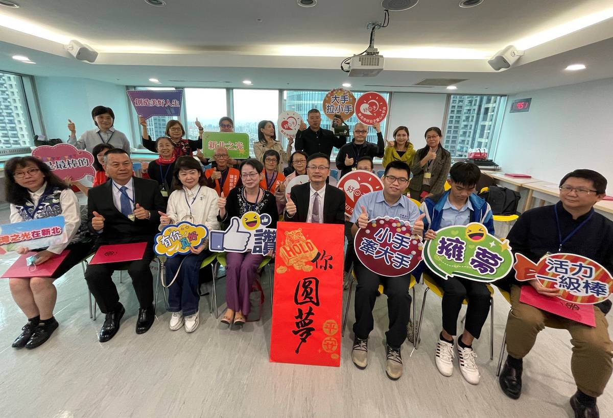 「教育基金會展臂關懷計畫」捐贈圓夢基金儀式大合照