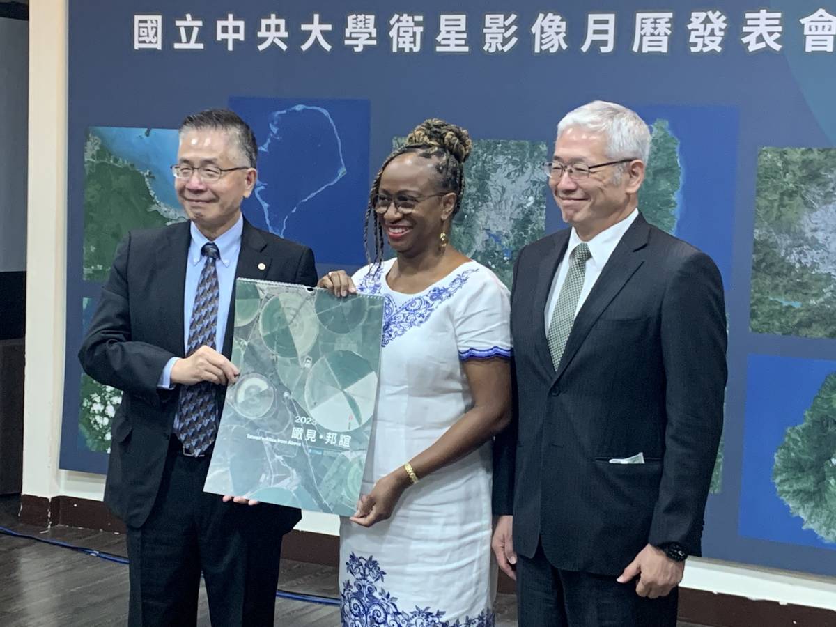 中央大學周景揚校長(左)致贈友邦使節衛星影像月曆
