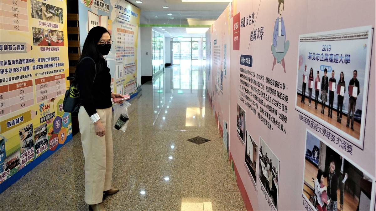 論壇學員參觀新北市學習型城市成果展