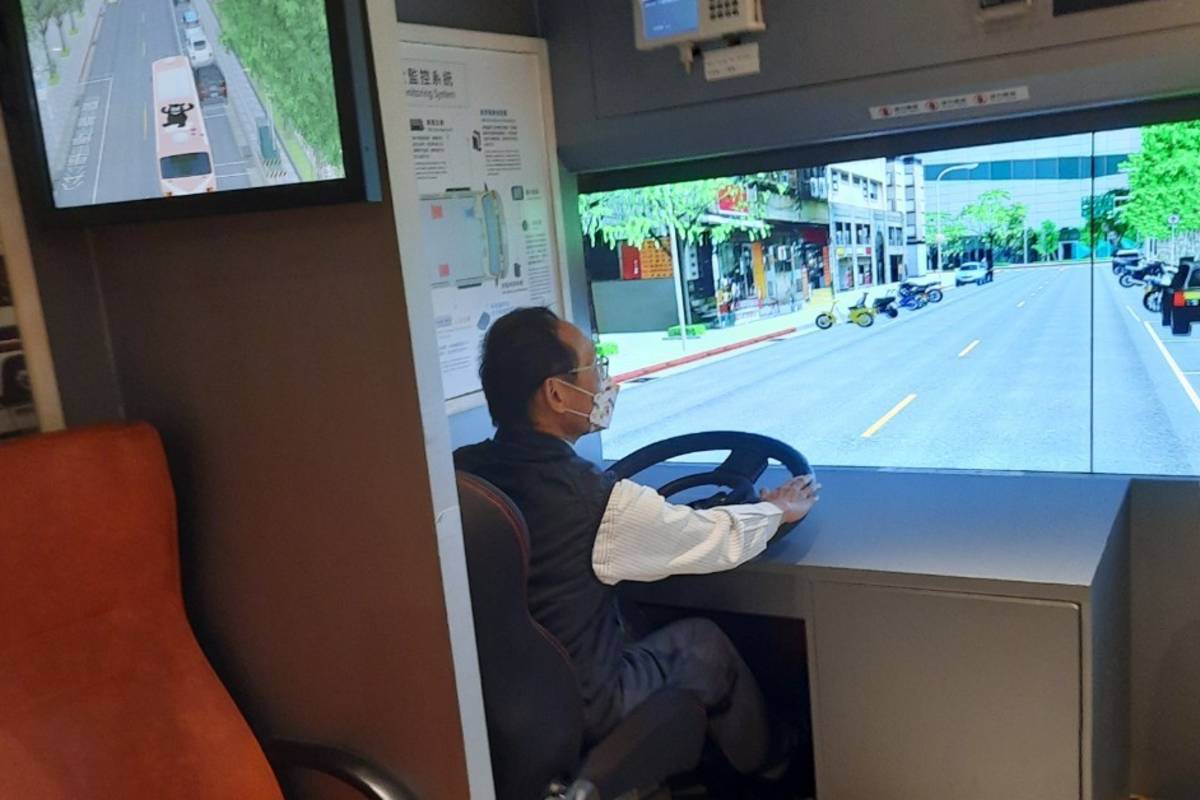 臺北市交通資訊中心可透過公車模擬駕駛系統認識大型車視野死角及內輪差