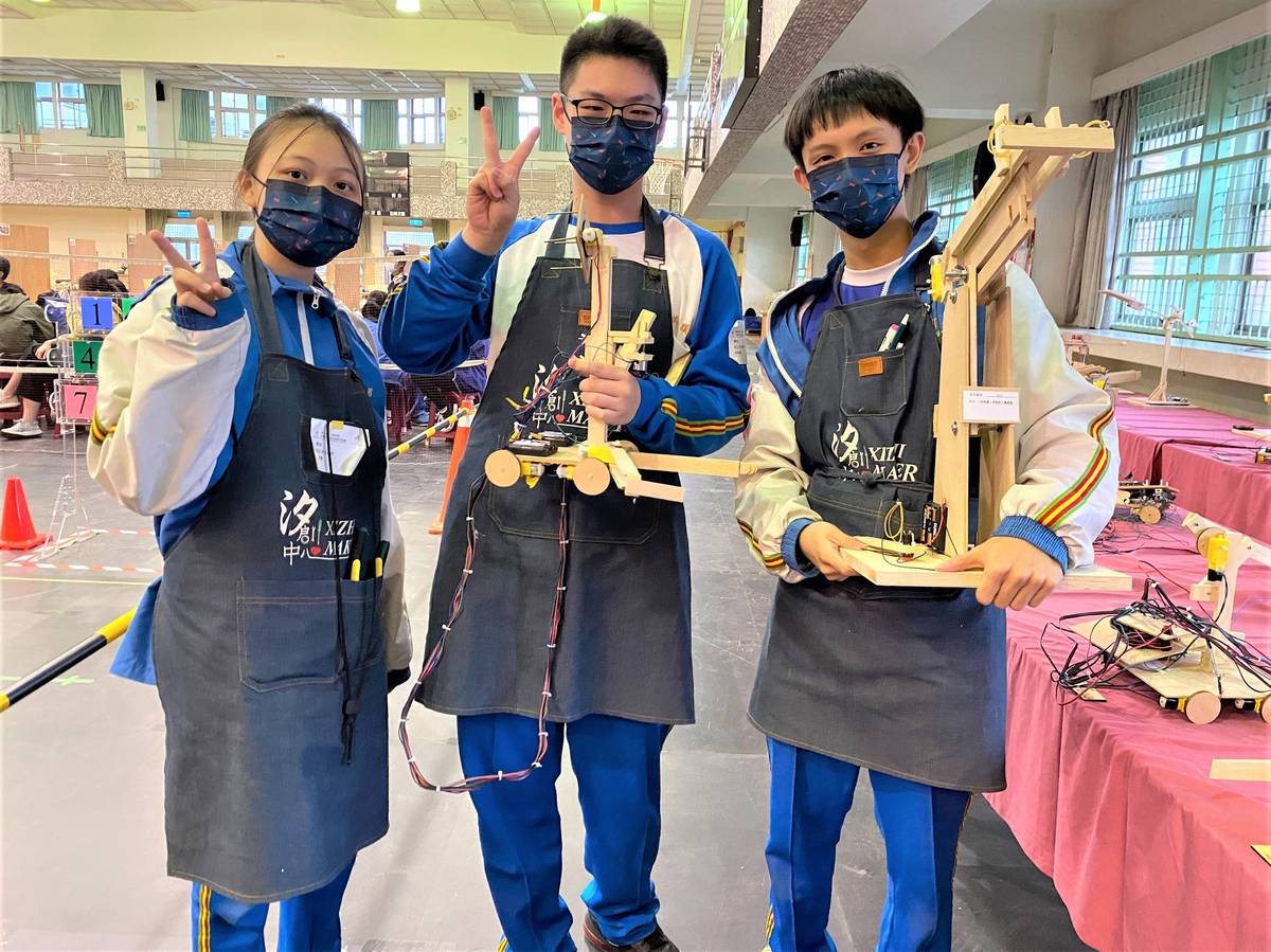 汐止國中第1隊榮獲特優第一名 開心和作品合照