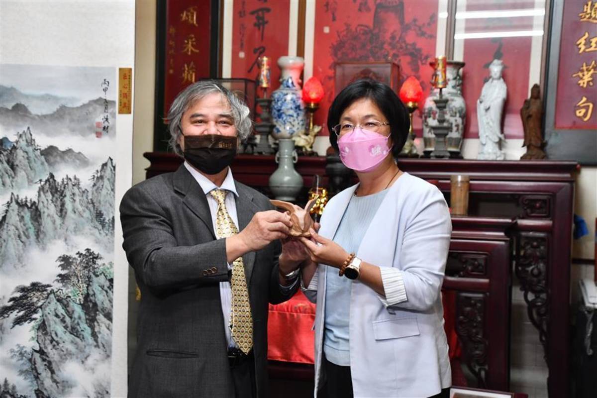 彰化籍李秉圭藝師獲頒「2022國家工藝成就獎」縣長王惠美前往祝賀，李秉圭藝師也回贈雕刻作品