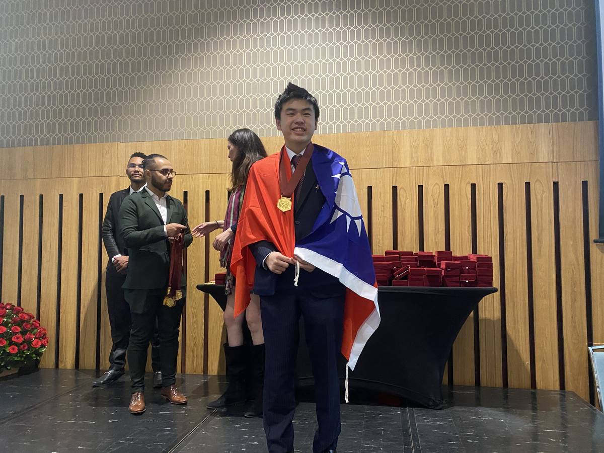 臺北市私立復興實驗中學(國中部)許庭誠同學榮獲金牌獎 (教育部提供)