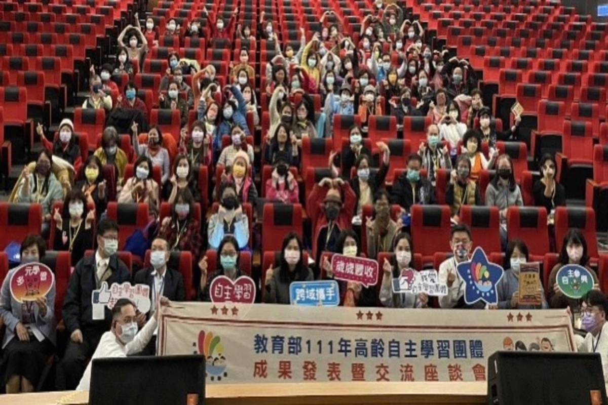 111年度高齡自主學習團體成果發表暨交流座談會全體大合照 (教育部提供)