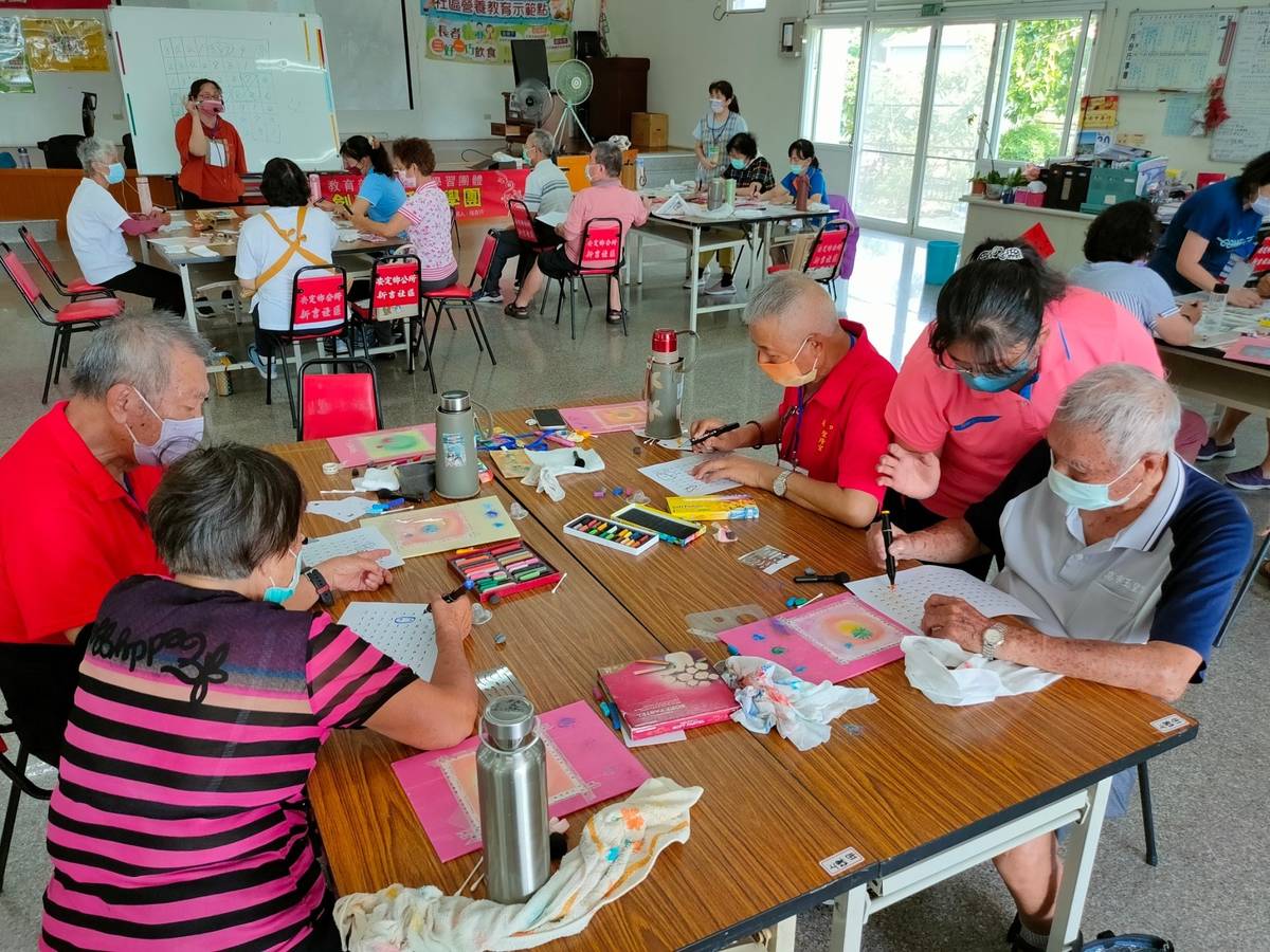 楊青坪帶領人-藉由色彩藝術創作，學習不同角度的觀點思維，讓長輩為自己注入新的生命力 (教育部提供)