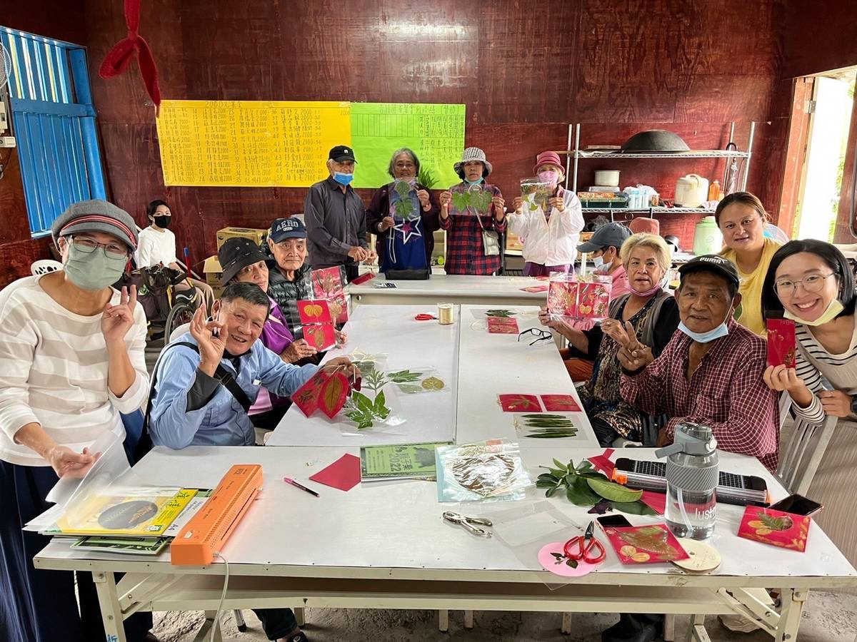 簡嘉儀帶領人-透過拓葉押花，帶領長輩探索內心世界，尋找人生價值，並樂於與人分享 (教育部提供)