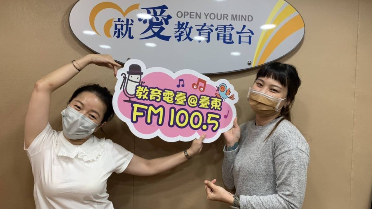 可愛的奇奇老師(左)來上課囉!