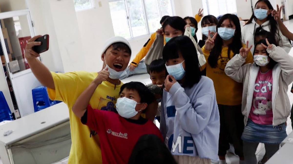 學童們都很開心的與Allen一同合影
