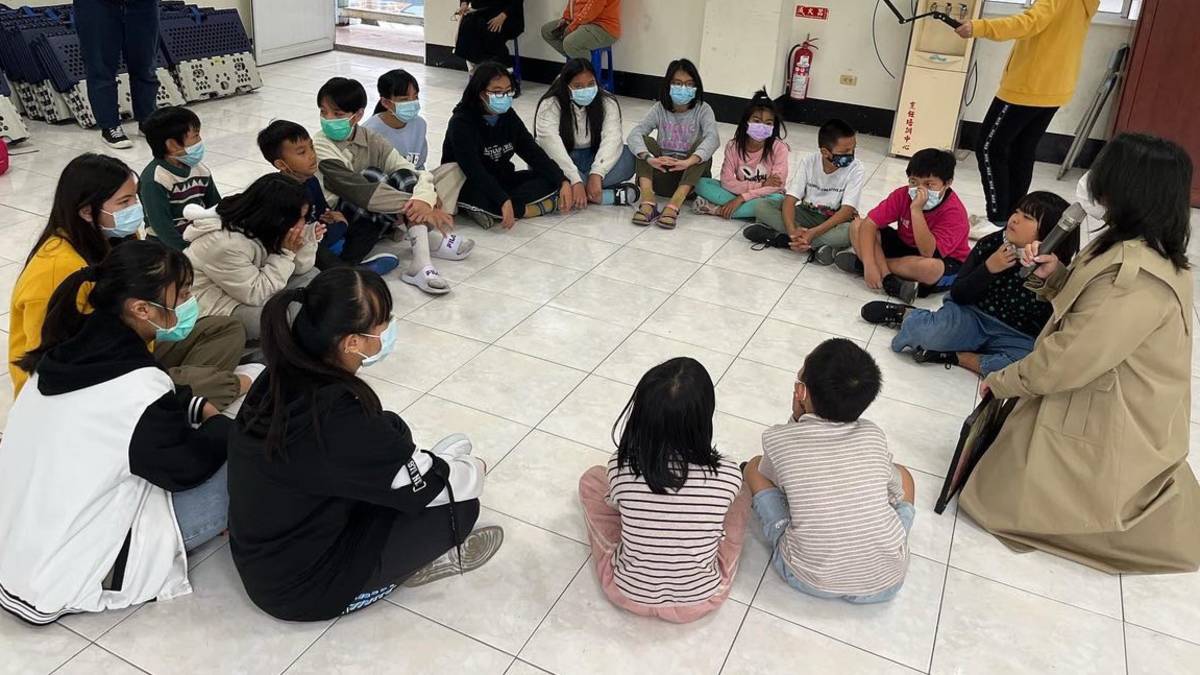 與夥伴們也會帶領著學童們參與活動