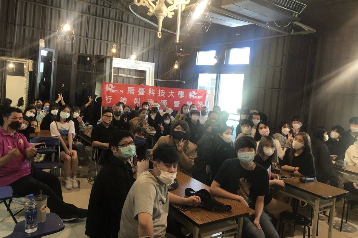 1.南臺科大行銷與流通管理系執行社會實踐課程之「安平400年玩行銷」電子商務行銷訪談與企劃簡報活動大合影。