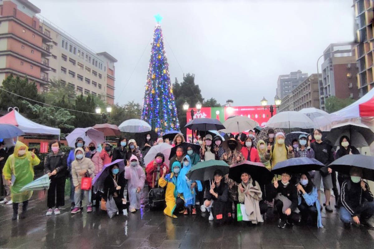 國立臺北大學師生與居民的「聖誕點燈」活動大合影 (北大提供)