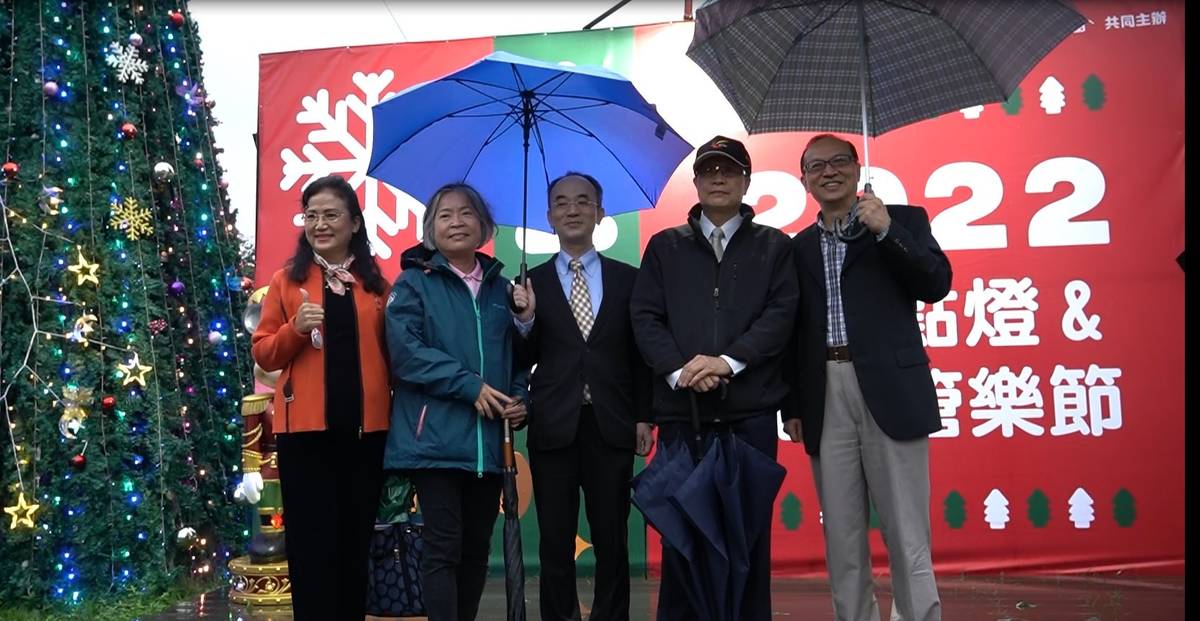 校長李承嘉、USR執行長戴敏育、USR計畫主持人曾敏傑及社區代表一起迎聖誕 (北大提供)
