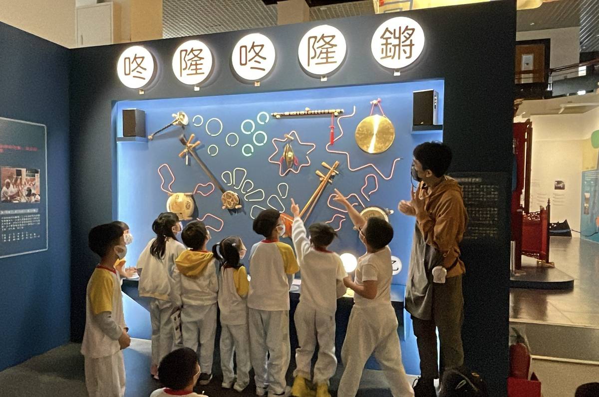 孩子們對於吹奏的樂器感到很好奇，並踴躍詢問
