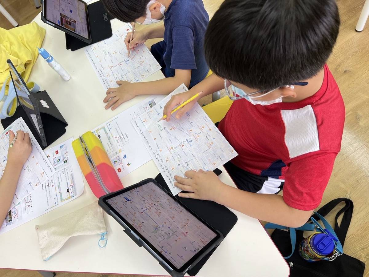 學生透過Google Map查詢路線及交通方式