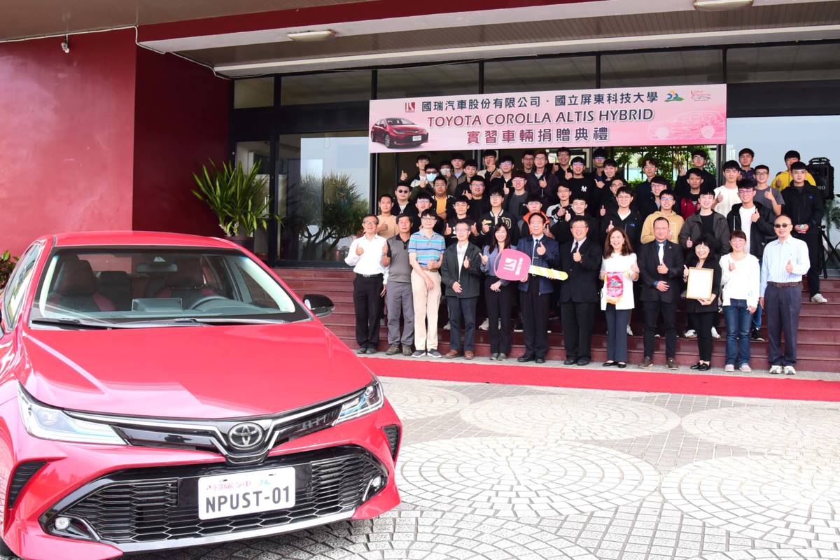屏科大張金龍校長(前左六)國瑞汽車何世榮協理(前右六)與車輛系師長及同學合影