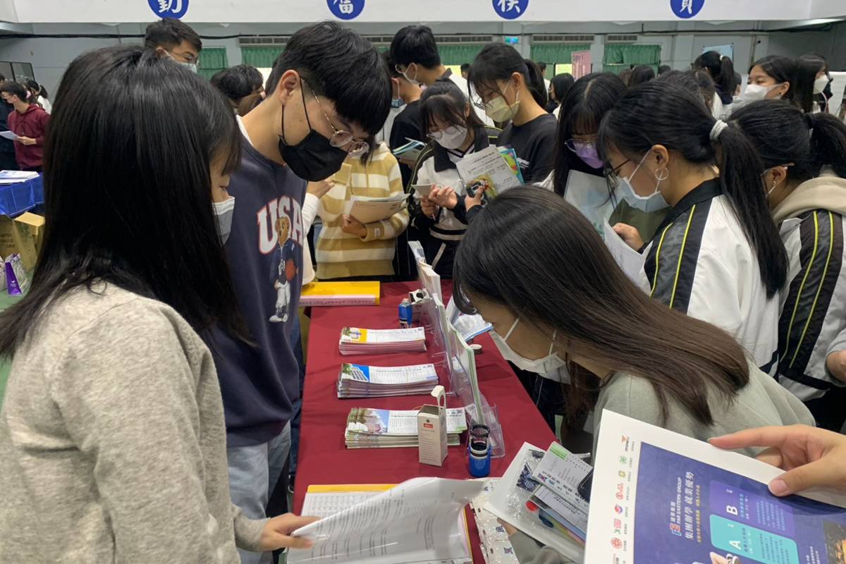 員林高中首次在校內舉辦大學博覽會(圖片來源：員林高中)