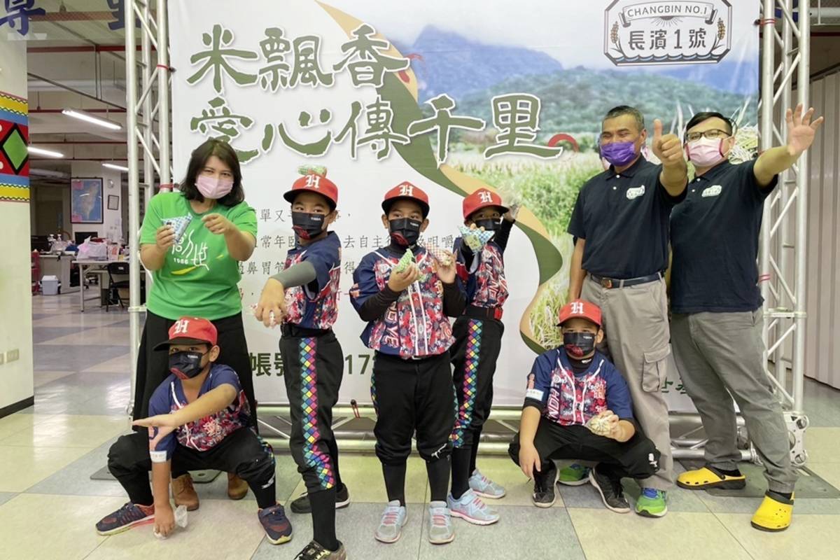 臺東農民李富捐贈400公斤長濱1號愛心米給創世臺東分院，今(14)日邀請紅葉國小棒球隊教練化身廚師，帶領小球員一同烹煮獲贈的愛心米。