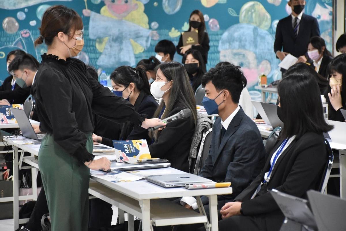 胡家瑜講師與學生交流互動，探討性別人權社會倡議策略與技巧