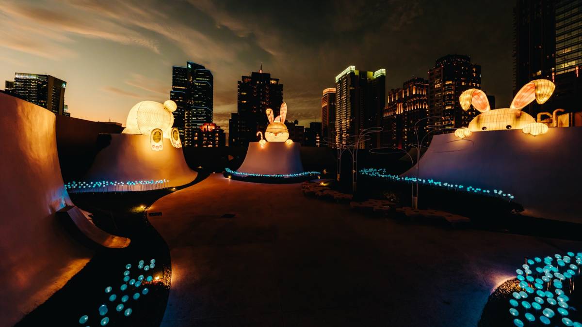 2022空中花園耶誕裝置「嬌兔三窟」(圖片來源：臺中國家歌劇院)